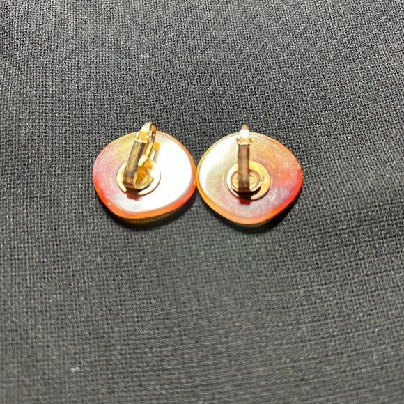 VTG Beautiful Amber Swirled Plastic Clip on earrings. Unbranded. - Picture 5 of 7